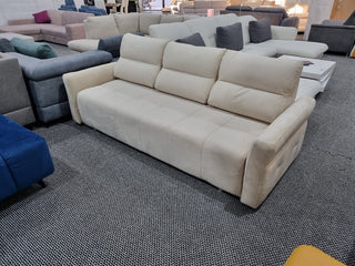 Sofa z łóżkiem wyspowym z ekspozycji Monolith 04